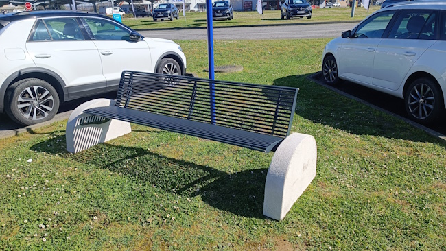 Banc acier & béton Makina sur site